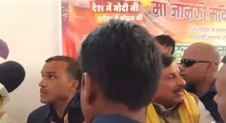 बाल-बाल बचे सीएम मोहन यादव,रंगपंचमी पर बड़ा हादसा टला, मंच की सीढ़ियां टूटीं
