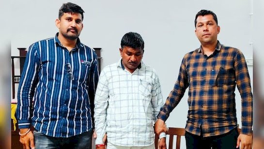 हेड कांस्टेबल व सहयोगी घूस लेते गिरफ्तार: FIR से नाम हटाने मांगे थे 50 हजार रुपए, लोकायुक्त पुलिस ने 22 हजार लेते दबोचा