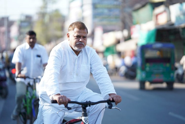 ऊर्जा मंत्री प्रद्युम्न सिंह तोमर सड़कों पर साइकिल चलाते दिखे ,मंडी जाकर घर के लिए खरीदी सब्जी, युवाओं के साथ क्रिकेट भी खेला