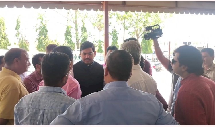 पुलिस ने किया पत्रकार  कुलदीप सिंगोरिया के खिलाफ झूठा मामला दर्ज, थाने में धरने पर बैठे मीडियाकर्मी, टीआई को सस्पेंड करने की मांग पर अड़े, सीएम के संज्ञान में मामला