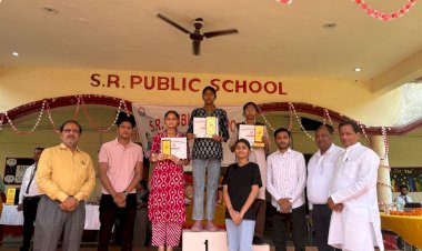 एस आर पब्लिक स्कूल कालपी रोड उरई में वार्षिक परीक्षा फल वितरण का समारोह सम्पन्न,  शिक्षा के साथ स्वास्थ्य एवं संस्कार आवश्यक- अशोक राठौर