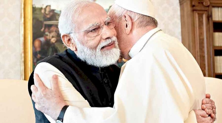 पोप फ्रांसिस के लिए झुका तिरंगा