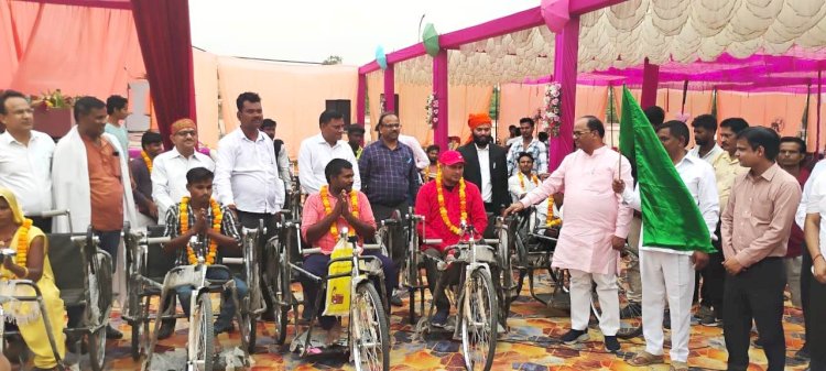 विधायकगण द्वारा दिव्यांगजनों को निःशुल्क ट्राईसाईकिल, स्मार्ट केन व एडीएल किट का किया गया वितरण