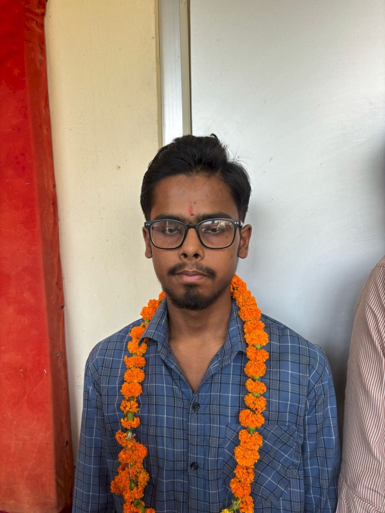 एस आर पब्लिक स्कूल उरई के इण्टरमीडिएट के छात्र   मोहम्मद जैद ने 96% एवं हाईस्कूल में निष्ठा गोस्वामी ने 95.8% अंक लाकर किया श्रेष्ठ प्रदर्शन।