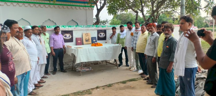 शहीद अशफाक उल्ला खां की मजार की मिट्टी पहुंची महुआ डाबर, क्रांतिवीरों की स्मृतियों को संजोने की नई पहल