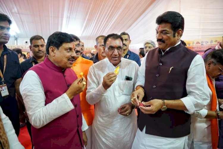 कैबिनेट से पूर्व दशहरी, केसरी और लंगड़ा आमों ने बढ़ाया मुख्यमंत्री और खाद्य मंत्री के स्वाद का जायका,  मुख्यमंत्री व खाद्य मंत्री ने चखा विभिन्न प्रकार के आमों और लीची का स्वाद