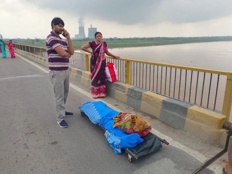 शर्मसार: मां के शव को 1 KM तक स्ट्रेचर पर ढोता रहा बेटा, उसी पुल पर दिया विधायक की गाड़ी को पास…फजीहत के बाद हुई जिम्मेदारों पर कार्रवाई!