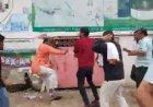छठवें दिन उबल पड़ा व्यापारियों का आक्रोश,विरोध कर रहे दुकानदारों से ठेकेदार ने की मारपीट,   मौक़े पर खड़े अधिकारी बने तमाशबीन