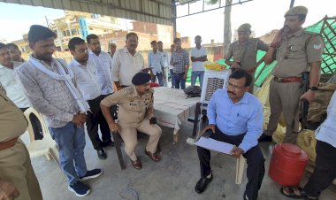 जिलाधिकारी व पुलिस अधीक्षक ने किया मूंग क्रय केंद्र का निरीक्षण, किसानों से किया संवाद