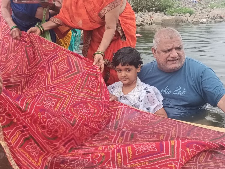 बारहलिंग में मां ताप्ती का हुआ दुग्धाभिषेक, अर्पित की 108 मीटर चुनरी,  कन्याओं एवं महिलाओं को समिति ने वितरित किए वस्त्र