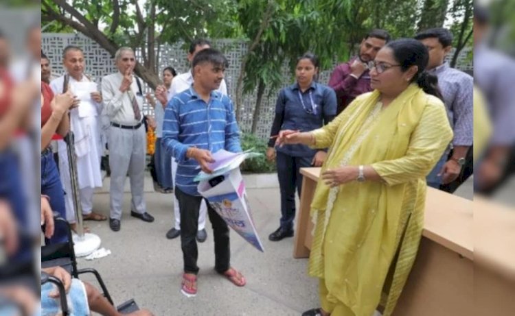 दिल्ली सीएम रेखा गुप्ता पर हमला , पहले खींचा हाथ और फिर जड़ दिया थप्पड़,अफरातफरी के बीच पुलिस ने आरोपी को दबोचा