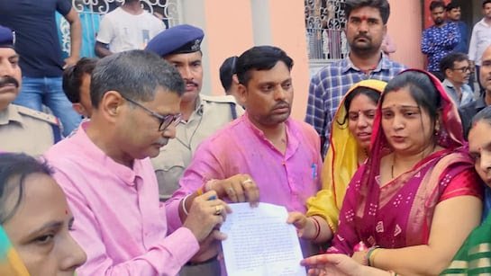 सिंधिया के गढ़ में भाजपा-कांग्रेस पार्षदों का सामूहिक इस्तीफा, देशभक्ति गीतों के बीच रैली निकालकर जताया विरोध, शिवपुरी नपा अध्यक्ष के खिलाफ लाने वाले थे अविश्वास प्रस्ताव