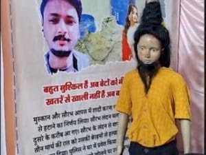 बेटी बचाओ के बाद अब बेटों को बचाओ, श्रद्धा हत्याकांड, राजा रघुवंशी और नीला ड्रम कांड के पोस्टर लगाकर भक्तों ने भगवान से की प्रार्थना,गणेश पंडाल में लगे अलग-अलग हत्याकांड के पोस्टर!