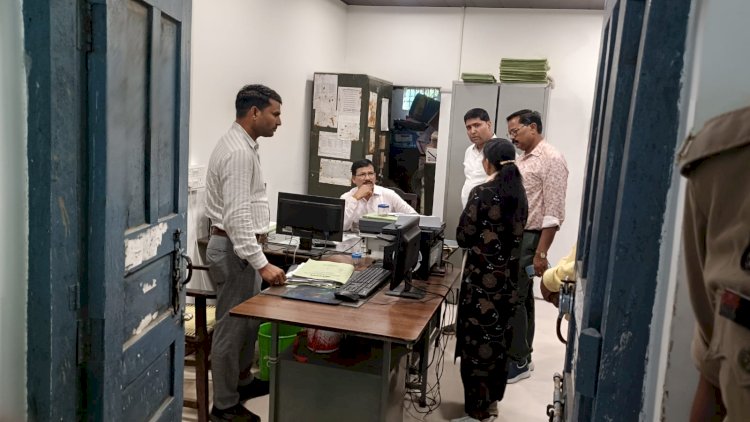डीएम ने जिला प्रोवेशन कार्यालय का किया औचक निरीक्षण,दो कर्मियों के सेवा समाप्त लिपिक हुआ निलंबित