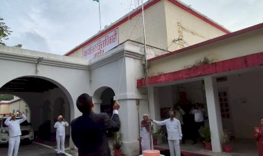 156वीं गांधी एवं 121वीं शास्त्री जयंती पर जिलाधिकारी ने किया ध्वजारोहण, दिलाई स्वच्छता की शपथ