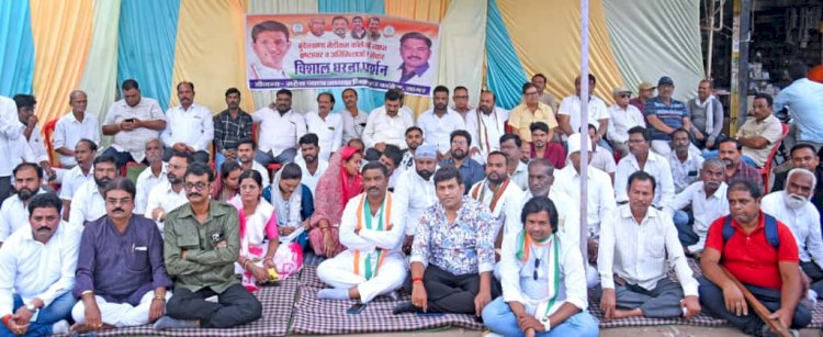 बच्चों की मौत पर आक्रोश, बुंदेलखंड मेडिकल कॉलेज में ‘लापरवाही के ज़हर’ के खिलाफ कांग्रेस का ‘महा-संग्राम, जोरदार धरना प्रदर्शन