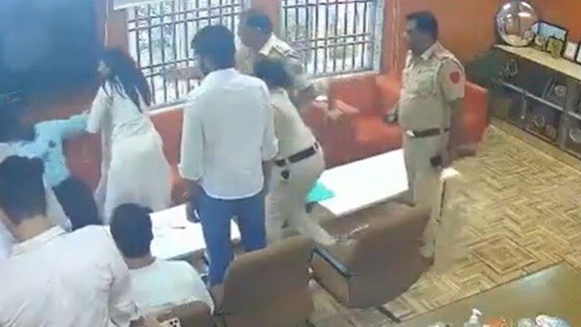 दीपिका झा ने प्रोफेसर को जड़ा थप्पड़, वीडियो वायरल :DU की ज्वाइंट सेक्रेटरी ने खोया आपा पुलिस के सामने ही जड़े थप्पड़