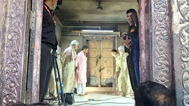54 साल बाद खुला बांके बिहारी मंदिर का खजाना, , तोशखाने से निकला लकड़ी का संदूक, चांदी का छत्र और पुराने दस्तावेज