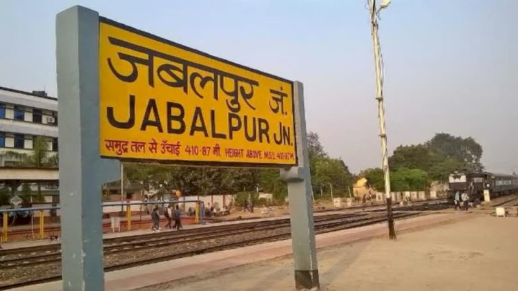 चलती ट्रेन में टीचर की बेरहमी से हत्या,54 बार चाकू से किए वार; सुरक्षा-व्यवस्था पर उठे सवाल