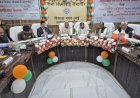 टोल बैरियल की दोनों ओर की सड़क खराब तो कैसे कर रहे वसूली । सांसद