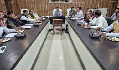 कलेक्ट्रेट सभागार में राजनीतिक दलों के साथ बैठक, SIR कार्य में तेजी लाने के निर्देश  जिलाधिकारी ने कहा समय से फार्म न जमा करने पर नाम ड्राफ्ट सूची में शामिल नहीं होगा, मतदाता स्वयं होंगे जिम्मेदार