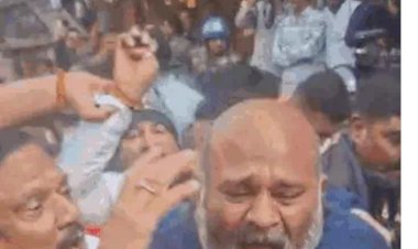 इंदौर में सियासी बवाल: सज्जन वर्मा पर चप्पल-चूड़ियां फेंकीं, कांग्रेस-BJP कार्यकर्ता भिड़े; पूर्व मंत्री-विधायक हिरासत में, दूषित पानी से 16 मौतें