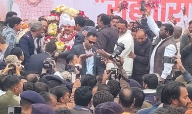 मुख्यमंत्री मोहन यादव बाल-बाल बचे,घोड़े पर सवार हो रहे CM का बैलेंस बिगड़ा, सुरक्षाकर्मियों ने संभाला