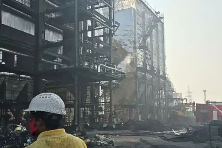 मजदूरों पर खौलता लोहा गिरा, फिर जिंदा जल गए 6 लोग,छत्तीसगढ़ में स्पंज आयरन प्लांट में भीषण धमाका, बाप-बेटे भी जिंदा जले