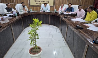 उरई में डीएम की दो टूक: ऋण आवेदनों में ढिलाई बर्दाश्त नहीं, गैरहाजिर यूपीसीडा अफसर का वेतन रोकने के निर्देश
