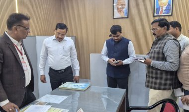 कलेक्ट्रेट में औचक निरीक्षण: जिलाधिकारी राजेश कुमार पाण्डेय ने अभिलेख व्यवस्था और लंबित प्रकरणों की ली गहन समीक्षा