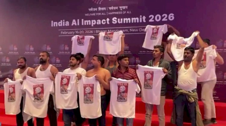 AI समिट में यूथ कांग्रेस का टी-शर्ट उतारकर प्रदर्शन, PM मोदी के खिलाफ की नारेबाजी; पुलिस ने 5 को हिरासत में लिया