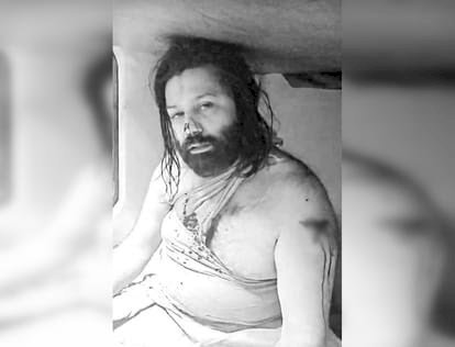 आशुतोष ब्रह्मचारी पर जानलेवा हमला, चलती ट्रेन में नाक काटने की कोशिश ; टॉयलेट में छिपकर जान बचाई