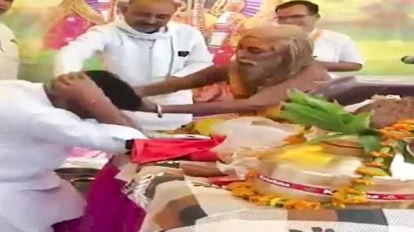BJP विधायक पर संत सीताराम बाबा ने बरसा दिए घूंसे; माला भी फेंकी-भागवत कथा में आशीर्वाद लेने पहुंचे  थे नेताजी