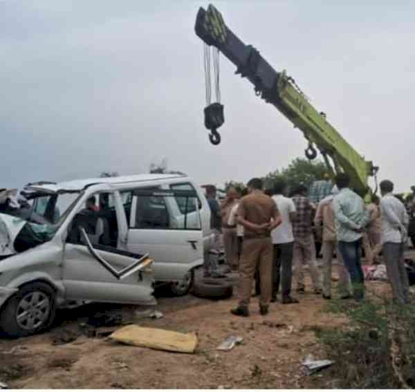 अयोध्या से लौट रहे 10 भक्तों की टवेरा कालपी में ट्रक में घुसी,  8 की मौत, 2 गंभीर घायल-सीट बेल्ट न लगाने की वजह से एयरबैग नहीं खुले