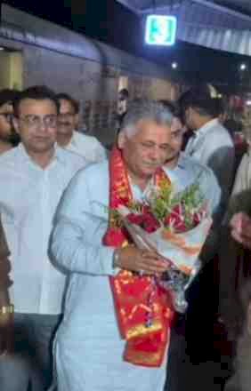 PM मोदी की अपील का असर: मंत्री इंदर सिंह परमार ट्रेन से पहुंचे दमोह, बोले- डीजल बचाना देशहित में जरूरी
