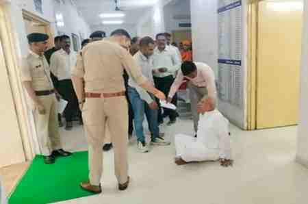 पूर्व गृह मंत्री हिम्मत कोठारी का छलका दर्द: पार्टी छोड़ने की दी धमकी, बोले- जनप्रतिनिधियों की नहीं हो रही सुनवाई; एसपी ऑफिस के बाहर धरने पर बैठे