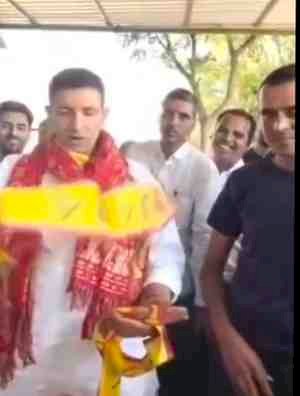 जीतू पटवारी के वायरल वीडियो पर सियासी बवाल: भगवान की तस्वीर वाले दुपट्टे फेंकने का आरोप, बीजेपी ने बताया सनातन और किसानों का अपमान