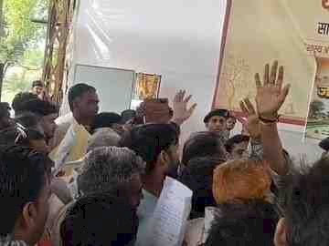 ऊर्जा मंत्री के सामने फूटा ग्रामीणों का गुस्सा: "बिजली विभाग चोर है" के नारों से गूंजी जनचौपाल, टूटे खंभों और तारों को लेकर हंगामा