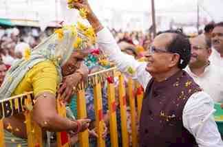 गरीबों का हक छीना तो भुगतना पड़ेगा अंजाम: सीहोर में शिवराज के तीखे तेवर, अधिकारियों को मंच से चेतावनी