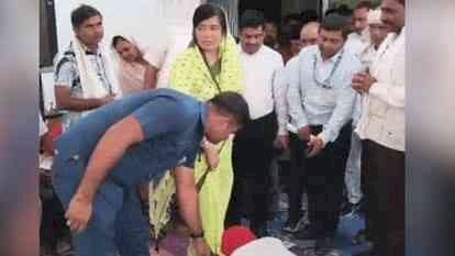 विधायक का दिव्यांग महिला ने पकडे पैर, SDM नहीं दे सके जवाब:ट्राई साइकिल की मांग  -MLA बोलीं छोड़ो मेरा पैर, नहीं तो मैं गिर जाऊंगी