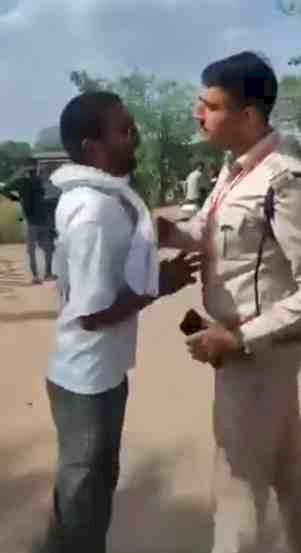 खनिज निरीक्षक का थप्पड़ VIDEO वायरल:अवैध खनन पर कार्रवाई के दौरान धक्का-मुक्की; शासकीय कार्य मे बाधा डालने का केस दर्ज कराया