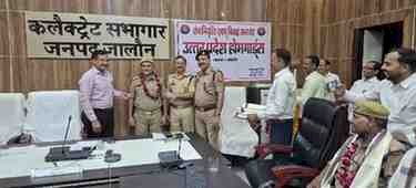 11 होमगार्ड जवानों को सम्मानपूर्वक दी गई विदाई, डीएम-एसपी ने शॉल ओढ़ाकर किया सम्मानित
