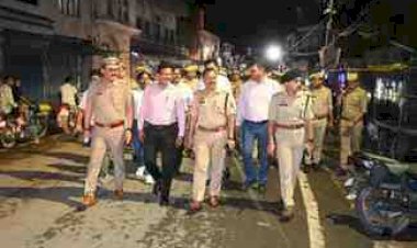 सुरक्षा व्यवस्था को लेकर डीएम-एसपी का फ्लैग मार्च: रेलवे स्टेशन से सर्राफा बाजार तक पैदल गश्त, आमजन से संवाद कर सुरक्षा का दिलाया भरोसा