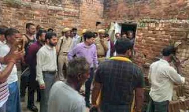 ग्राम विरासनी में सीढ़ी की स्लैब गिरने से तीन घायल, गंभीर रूप से घायल मासूम झांसी रेफर; दैवीय आपदा मद से मिलेगी अनुमन्य सहायता: उप जिलाधिकारी