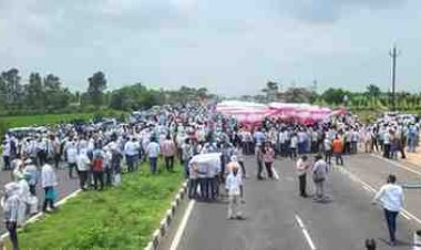 इंदौर-नागपुर नेशनल हाईवे पर किसानों का अनिश्चितकालीन चक्का जाम: MSP पर 100% मूंग खरीदी की मांग, 5000 से अधिक किसान सड़क पर डटे