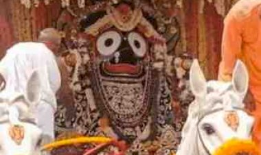 उज्जैन में भक्ति का अद्भुत संगम: 100 साल पुराने रथ पर निकले भगवान जगदीश, पहली बार तीन रथों पर सवार हुए भगवान जगन्नाथ, बलदेव और सुभद्रा
