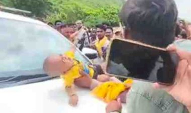 जनचौपाल में बवाल: ग्रामीण ने विधायक की गाड़ी के बोनट पर बच्चे को लिटाकर किया विरोध, क्षेत्र के आधार पर शिकायत न सुनने का आरोप