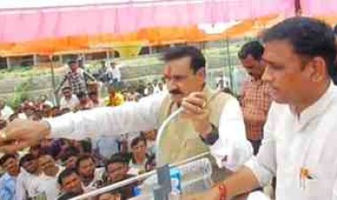 नरोत्तम बोले- "दूल्हा पीछे आ रहा है, माला उसे पहनाओ": दतिया उपचुनाव में प्रचार के दौरान दिखा अलग अंदाज, प्रत्याशी को दी प्राथमिकता
