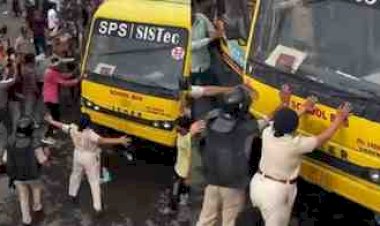 चलती बस के आगे सीना तानकर खड़ी हो गईं ACP मोनिका शुक्ला, बहादुरी का वीडियो वायरल; जानिए कौन हैं जांबाज महिला अफसर