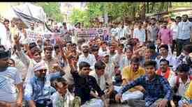 IAS रिंकू सिंह राही के तबादले पर उबाल: सैकड़ों युवाओं का प्रदर्शन, राज्यपाल के नाम सौंपा ज्ञापन; राही की अपील- कानून व्यवस्था न बिगाड़ें